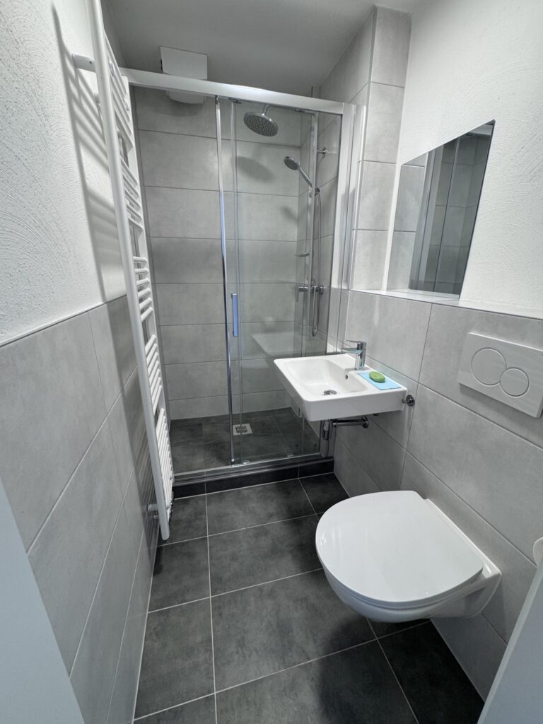 Modernes Badezimmer in Apartment 1 im Haus Burgkeller