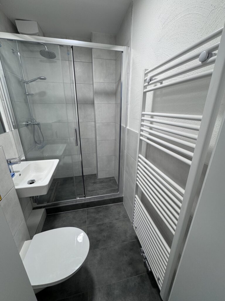Modernes Badezimmer in Apartment 2 im Haus Burgkeller