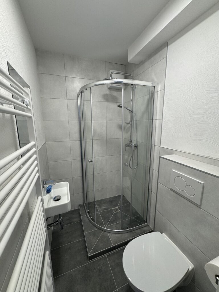 Modernes Badezimmer in Apartment 3 im Haus Burgkeller