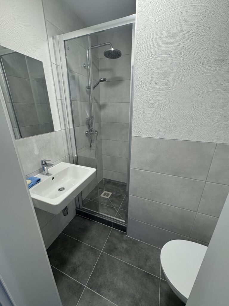 Modernes Badezimmer in Apartment 4 im Haus Burgkeller