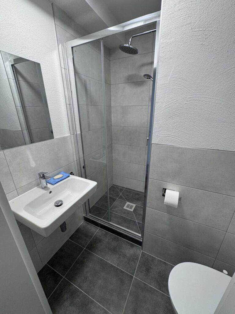 Modernes Badezimmer in Apartment 5 im Haus Burgkeller