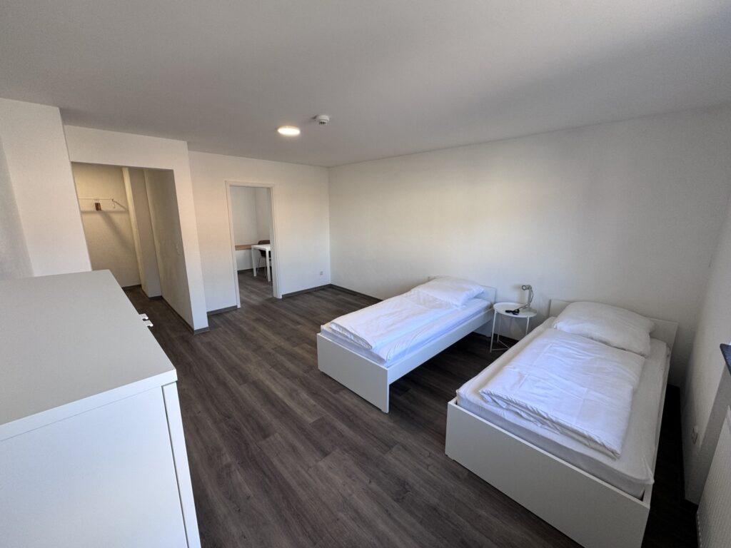Schlafbereich mit Einzelbetten in Apartment 5 im Haus Burgkeller