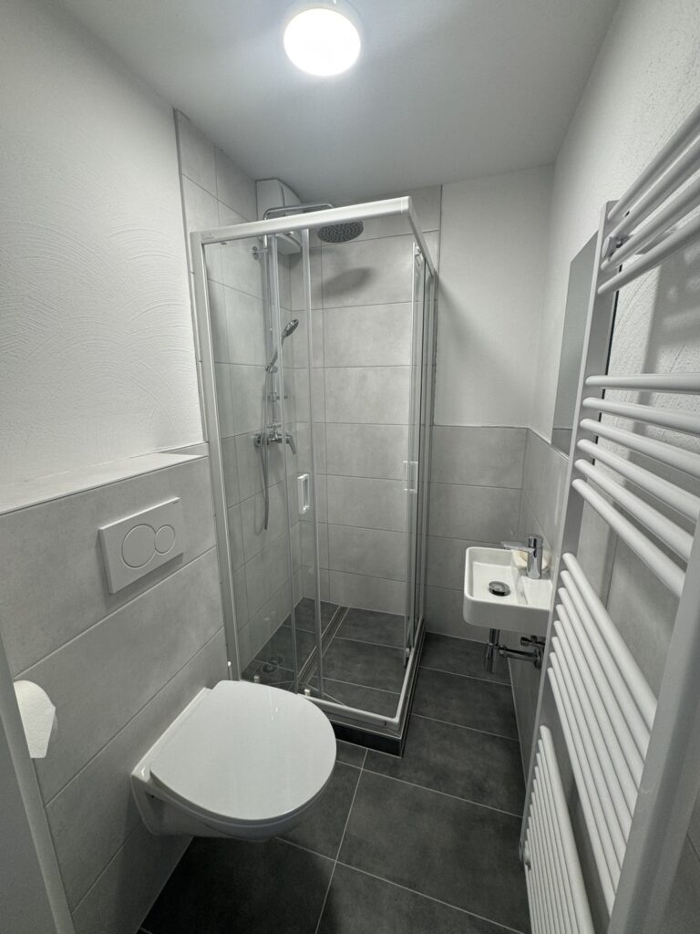 Modernes Badezimmer in Apartment 6 im Haus Burgkeller