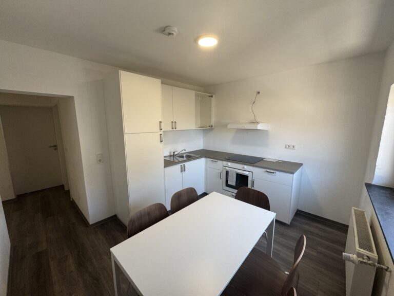 Küche mit Essbereich in der 6-Personen-Wohnung 3 im Haus Burgkeller