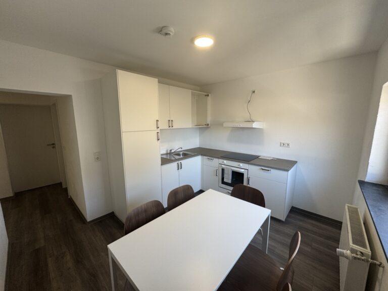 Küche mit Essbereich in der 6-Personen-Wohnung 3 im Haus Burgkeller