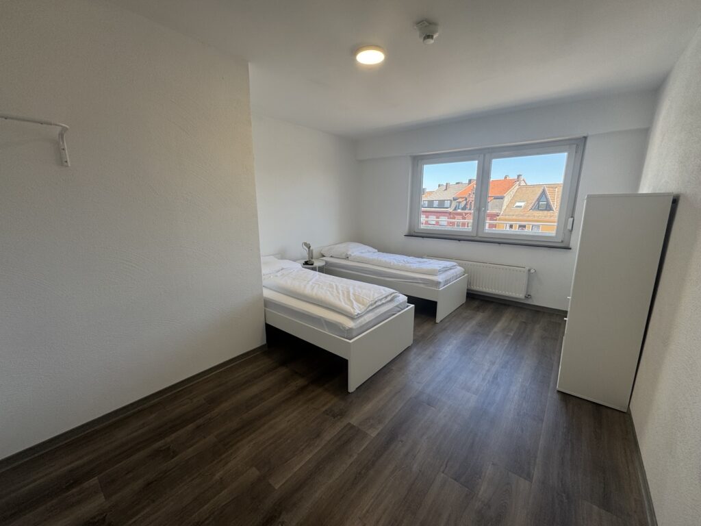 Schlafzimmer mit Einzelbetten in der 6-Personen-Wohnung 3 im Haus Burgkeller