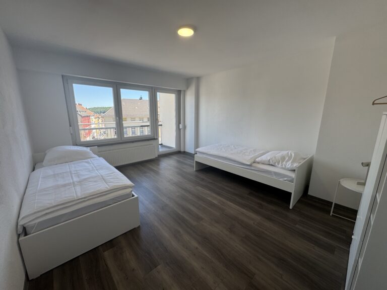 Schlafzimmer mit Einzelbetten in der 6-Personen-Wohnung 3 im Haus Burgkeller