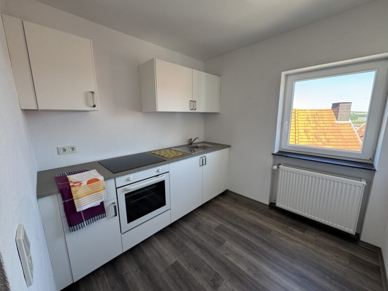 Küche mit Essbereich in der 8-Personen-Wohnung 4 im Haus Burgkeller