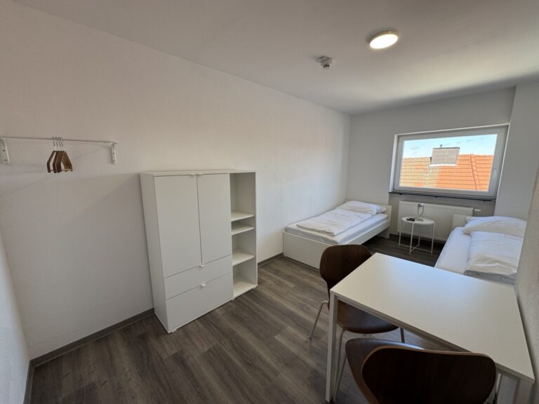 Schlafzimmer mit Einzelbetten in der 8-Personen-Wohnung 4 im Haus Burgkeller